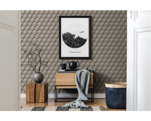 Pièce décorative avec papier peint en trois dimensions, commode et accessoires d''intérieur.