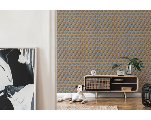 Salon avec papier peint géométrique en forme de cube, buffet et décoration