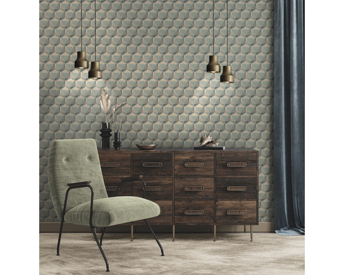 Salon avec papier peint à motifs, commode, fauteuil et rideaux