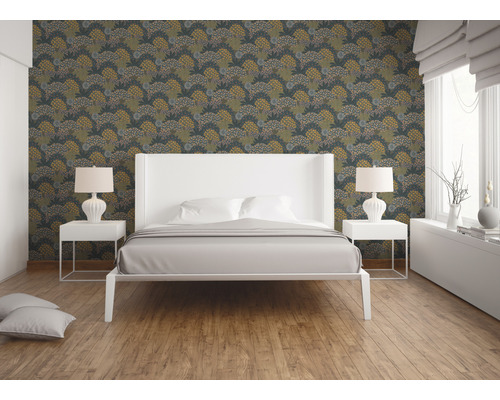 Chambre avec papier peint à motifs floraux, lit et tables de chevet