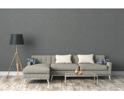 Wohnzimmer mit Couch, Stehlampe und gemusterter Tapete