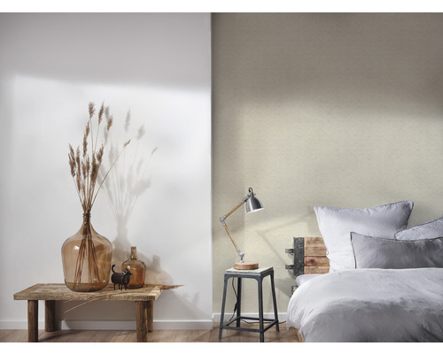 Schlafzimmer mit Bett, Nachttischlampe und Dekoration auf einem Holztisch