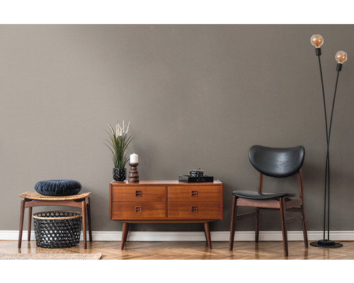Salon avec commode en bois, chaise, tabouret et lampadaire