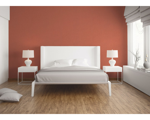 Chambre lumineuse avec lit double, tables de chevet et lampes