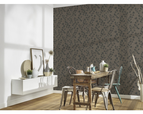 Salle à manger avec table en bois et papier peint floral
