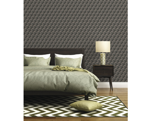 Schlafzimmer mit Bett, Nachttischlampe und Tapete mit 3D-Würfelmuster