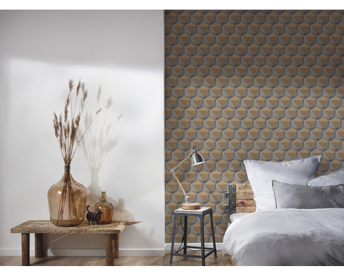 Chambre à coucher avec papier peint à motifs, lit et table d''appoint