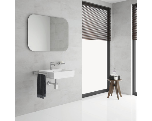 Salle de bains lumineuse avec lavabo, miroir et stores pour un design moderne.