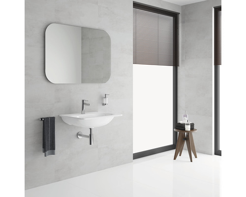 Salle de bains lumineuse avec lavabo, miroir, porte-serviettes et tabouret en bois