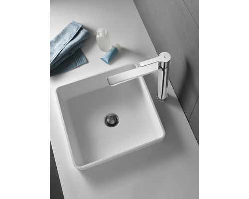 Lavabo carré avec robinet sur meuble-lavabo