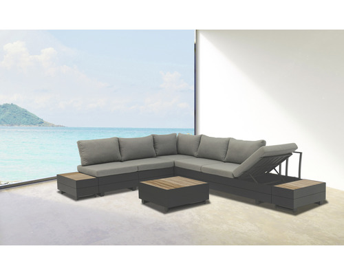 Gartensitzgruppe mit Ecksofa, Beistelltischen und Couchtisch auf einer Terrasse mit Meerblick