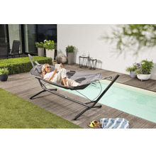 Femme lisant dans un hamac gris avec cadre sur une terrasse