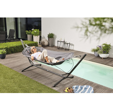Femme se détend dans un hamac avec support sur une terrasse