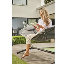 Femme lisant un livre dans un hamac de jardin