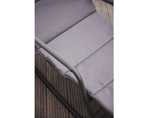 Detailansicht eines grauen Schaukelstuhls mit Polster