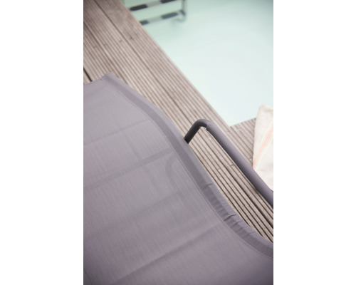 Detailansicht einer Gartenliege am Pool auf einem Holzdeck