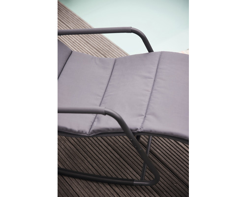 Detailaufnahme einer Gartenliege mit Auflage