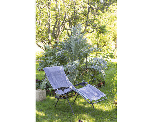 Chaise longue dans le jardin sur la pelouse
