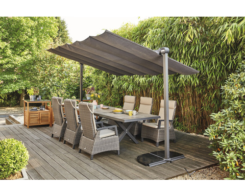 Aménagement de jardin avec table à manger, chaises et parasol sur une terrasse en bois