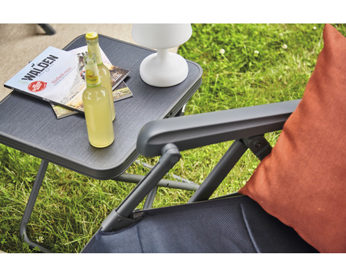 Scène de jardin avec table d''appoint, boissons, lampe et magazine