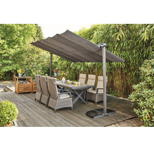 Scène de jardin avec table à manger, chaises et parasol