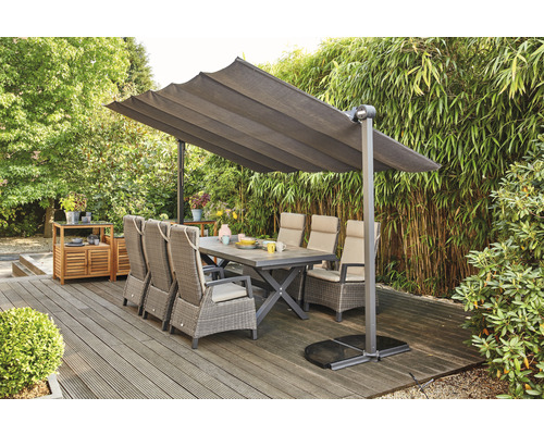 Scène de jardin avec table à manger, chaises et parasol