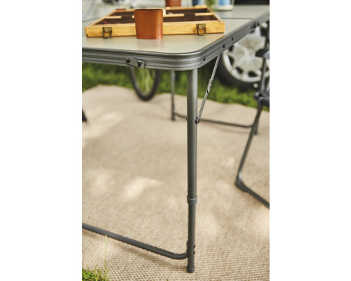 Detailansicht eines Klapptisches mit verstellbaren Beinen und einer Spielbox