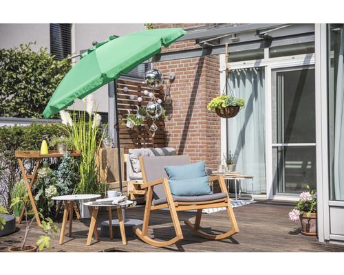 Terrasse avec parasol, fauteuil à bascule et décoration