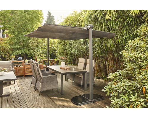 Scène de jardin avec table à manger, chaises et parasol sur une terrasse en bois