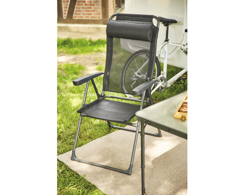 Chaise de camping avec appuie-tête et accoudoirs à côté d''une table de camping