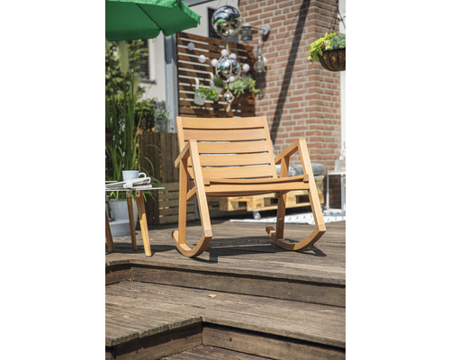 Fauteuil à bascule en bois sur une terrasse avec des décorations