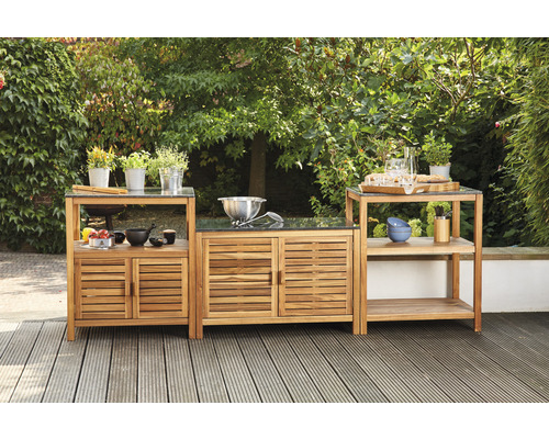 Cuisine d''extérieur avec armoires en bois et plans de travail pour l''extérieur