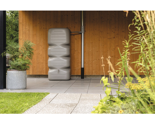 Grauer Regenwassertank aus Kunststoff im Garten
