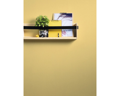 Étagère murale avec éléments décoratifs et fournitures de bureau sur un mur