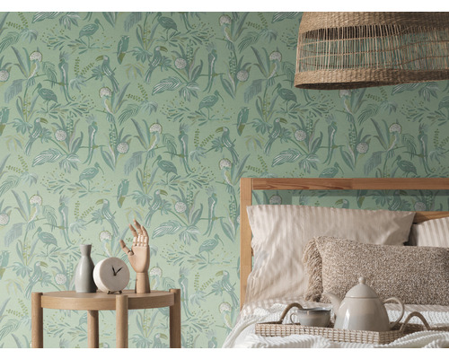 Chambre avec papier peint jungle vert à motif d''oiseaux