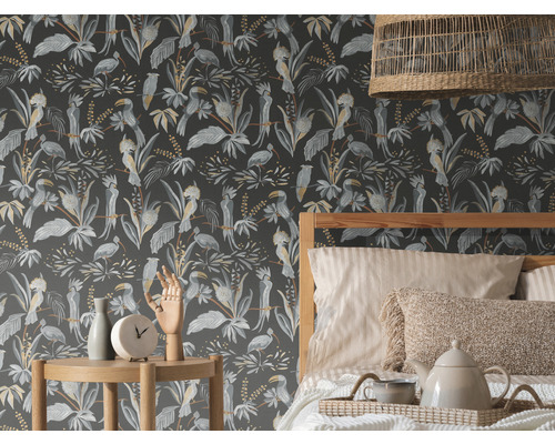Chambre avec papier peint à motifs, lit et table de chevet
