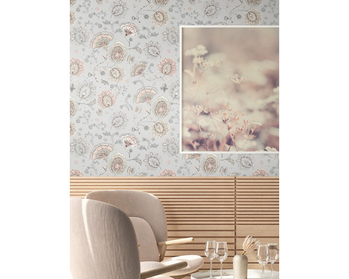 Salon avec papier peint à motifs, tableau mural, lambris en bois et fauteuils rembourrés