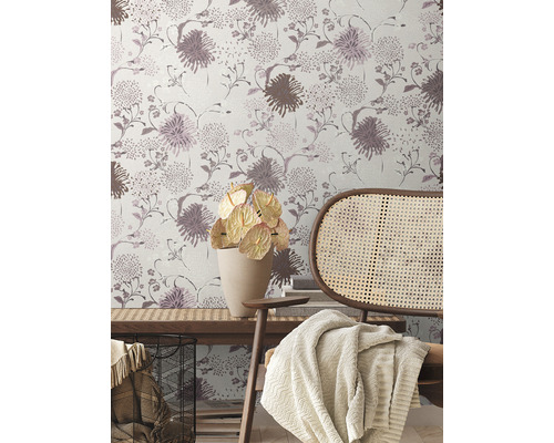 Exemple d''aménagement avec papier peint floral, chaise, banc et plante en pot pour une ambiance élégante.