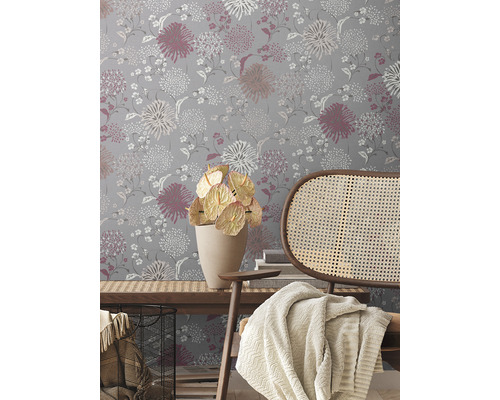 Intérieur décoratif avec papier peint à motifs floraux, éléments en bois et textiles