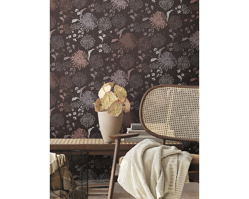 Intérieur décoratif avec papier peint à motifs floraux, chaise en bois et plante d''intérieur