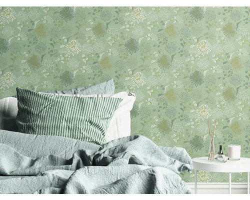 Chambre à coucher avec papier peint à fleurs, lit et table d''appoint.