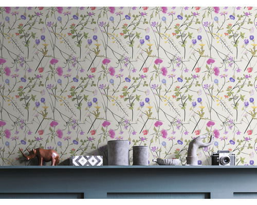 Papier peint à motifs floraux dans le salon
