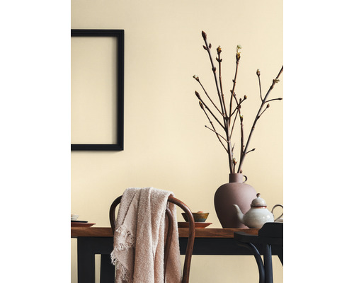 Salle à manger avec table, chaises, décoration et cadre au mur