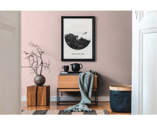 Intérieur décoratif avec meubles en bois, graphiques et accessoires