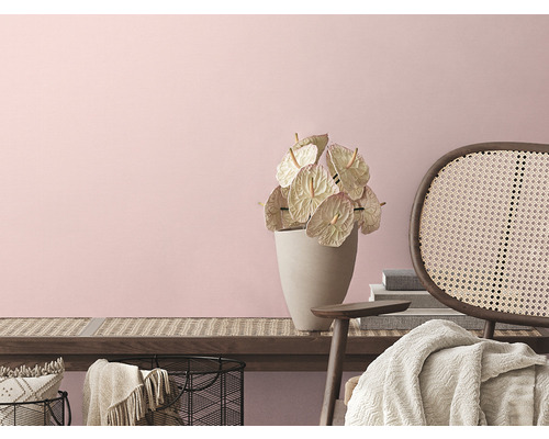 Scène d''intérieur lumineuse et conviviale avec banc, chaise et décoration devant un mur