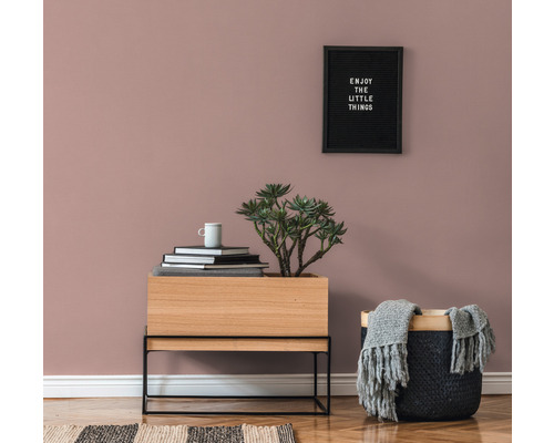 Décoration intérieure avec armoire en bois, plante, panier et tableau mural