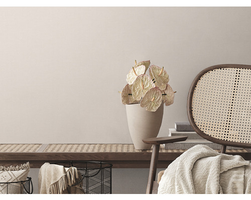 Coin salon décoratif avec banc, chaise, vase et anthuriums