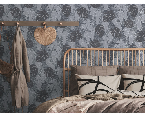 Chambre avec papier peint jungle, lit et portemanteau