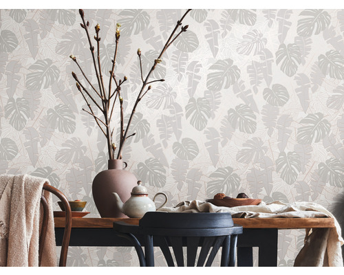 Scène d''intérieur avec un papier peint à motifs de feuilles et une table à manger avec des décorations