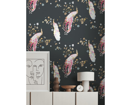 Papier peint avec motif de paon sur un mur